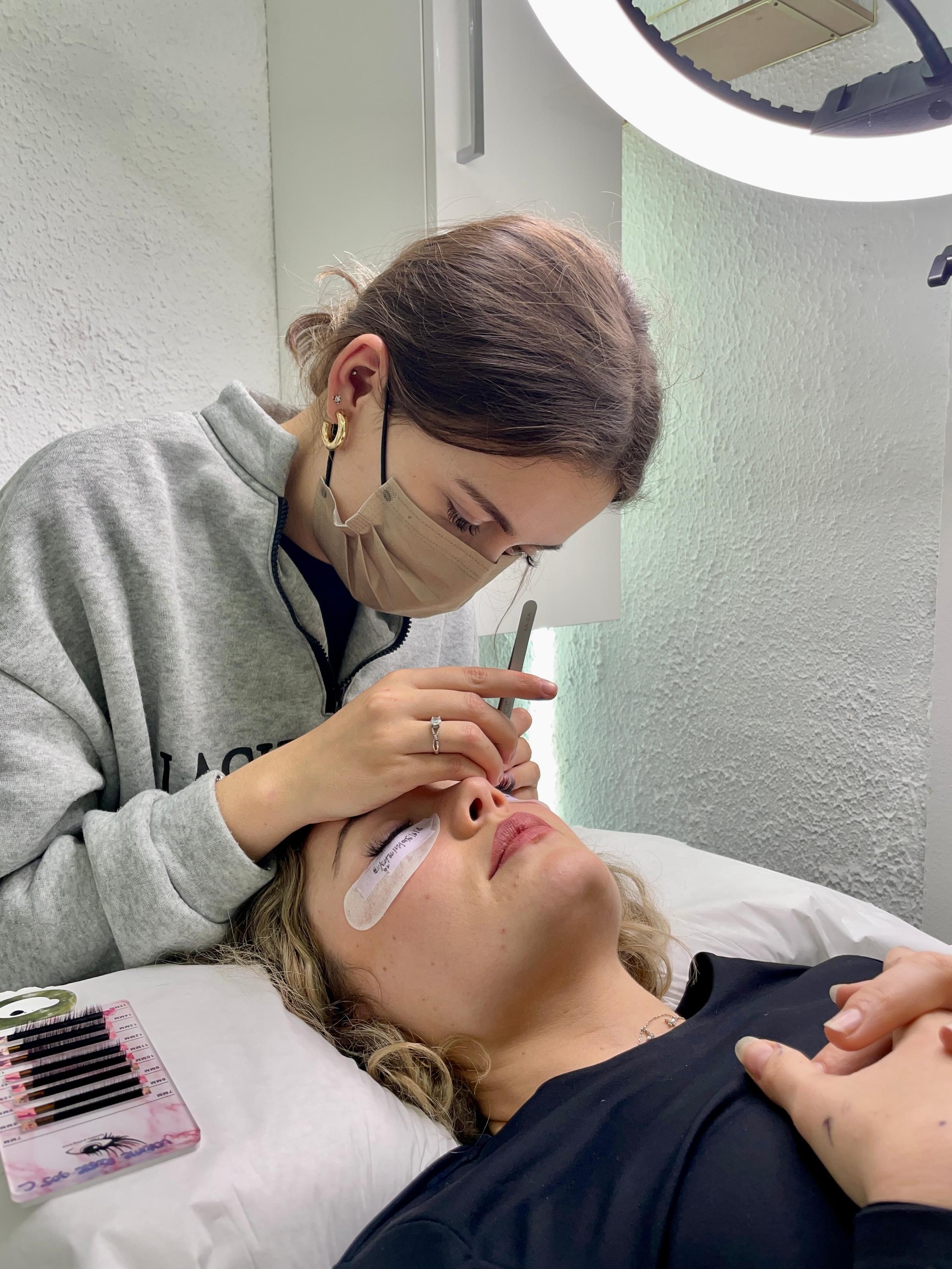 technicienne de cils, lash artist, brow artist, dermographe, praticienne de maquillage permanent