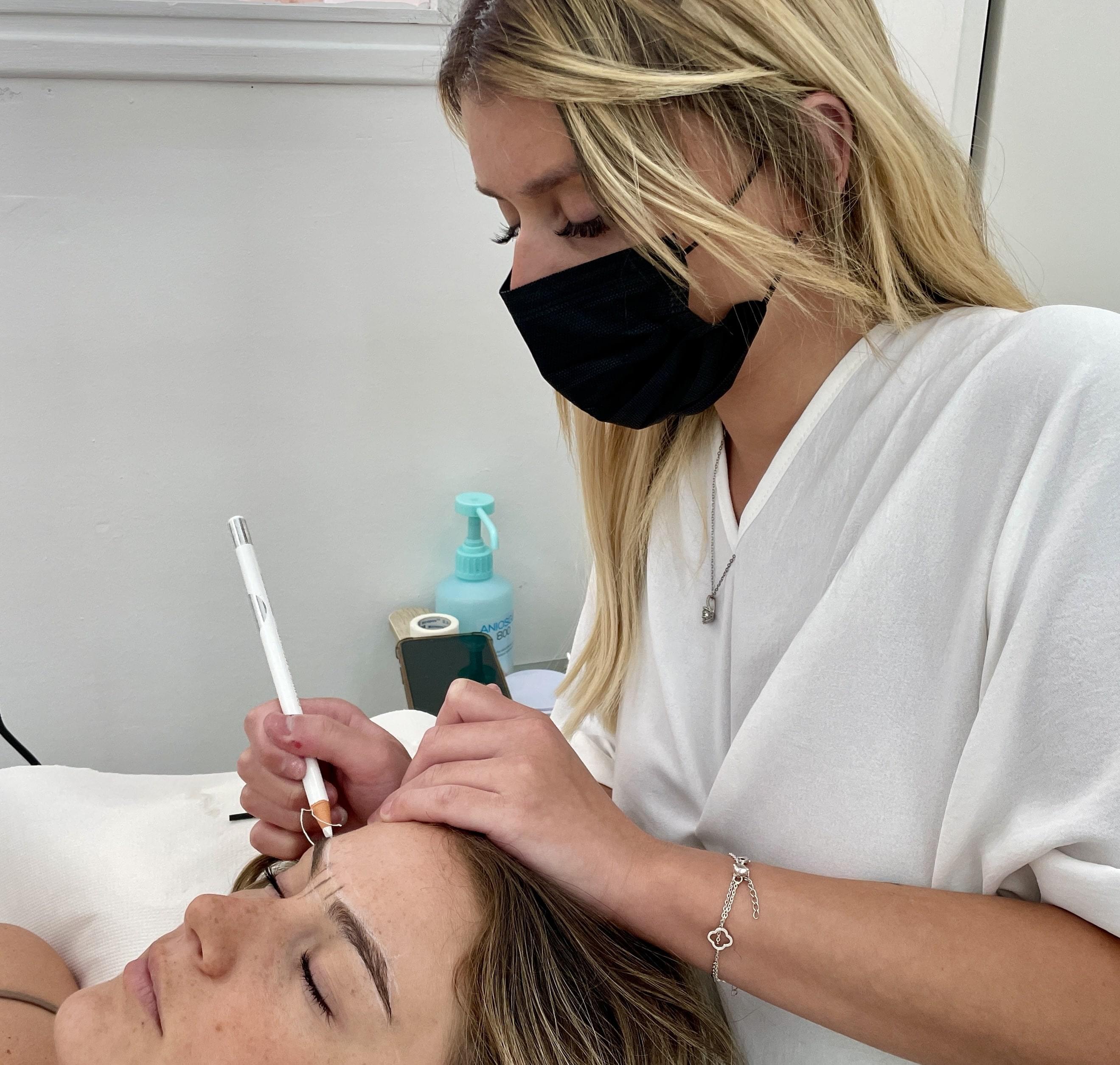 technicienne de cils, lash artist, brow artist, dermographe, praticienne de maquillage permanent